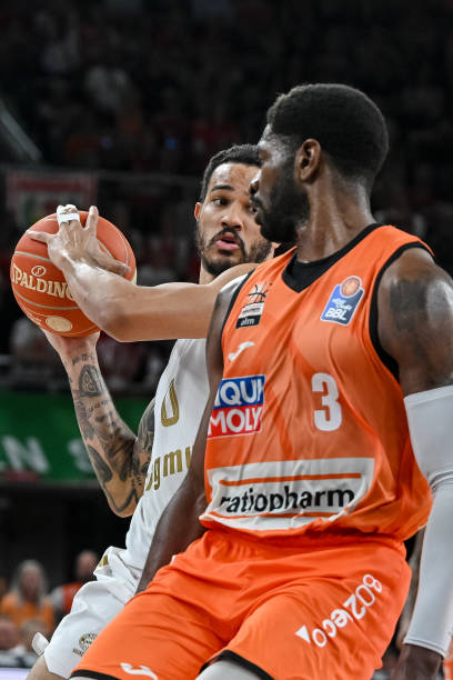 他同样凭借 他同样凭借